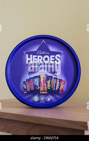 Tub of Cadbury's Heroes, Royaume-Uni Banque D'Images