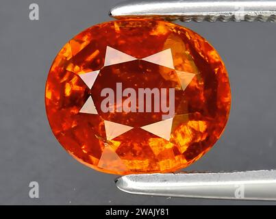 joyau grenat spessartite orange naturel sur fond Banque D'Images