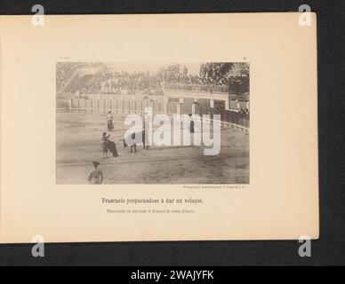 Salvador 'Frascuelo' Povedano se prépare pour une épée dans l'arène de torero de Carretera de Aragon à Madrid, Juan Laurent, c. 1880 - c. 1890 impression photomécanique Madrid papier corrida. Théâtre (bâtiment) - AA - représentations en plein air. chasseur de taureaux, toreador Banque D'Images