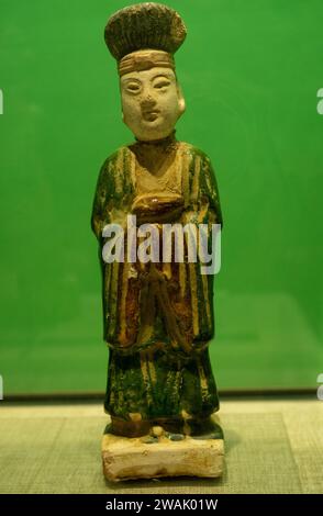 Poterie vitrée tricolore de l'homme Khitan de la dynastie Liao (907-1125). Musée de Tongzhou à Pékin, Chine. Banque D'Images