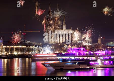 Jahreswechsel in Köln : an Silvester besteht zwar rund UM den Kölner Dom in der Innenstadt eine böllerfreie zone, aber Raketen dürfen abgefeuert werden. Viele Schaulustige haben sich auf dem Rheinboulevard eingefunden, UM von Köln Deutz aus einen Blick auf den Kölner Dom und das Feuerwerk zu erhaschen. Kölner und Touristen fackeln Feuerwerk, Böller und Raketen ab und feiern den Ausklang des Jahres. Themenbild, Symbolbild Köln, 31.12.2023 NRW Deutschland *** réveillon du nouvel an à Cologne bien qu'il y ait une zone sans pétards autour de la cathédrale de Cologne dans le centre-ville le nouvel an, Rockets ma Banque D'Images