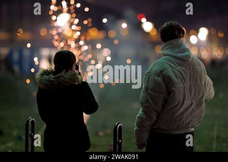 Jahreswechsel in Köln : an Silvester besteht zwar rund UM den Kölner Dom in der Innenstadt eine böllerfreie zone, aber Raketen dürfen abgefeuert werden. Viele Schaulustige haben sich auf dem Rheinboulevard eingefunden, UM von Köln Deutz aus einen Blick auf den Kölner Dom und das Feuerwerk zu erhaschen. Kölner und Touristen fackeln Feuerwerk, Böller und Raketen ab und feiern den Ausklang des Jahres. Themenbild, Symbolbild Köln, 31.12.2023 NRW Deutschland *** réveillon du nouvel an à Cologne bien qu'il y ait une zone sans pétards autour de la cathédrale de Cologne dans le centre-ville le nouvel an, Rockets ma Banque D'Images