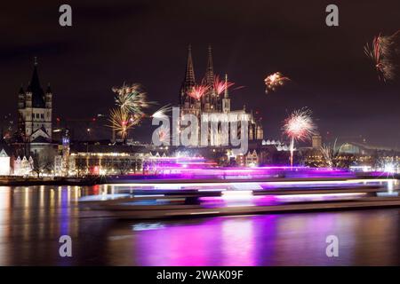 Jahreswechsel in Köln : an Silvester besteht zwar rund UM den Kölner Dom in der Innenstadt eine böllerfreie zone, aber Raketen dürfen abgefeuert werden. Viele Schaulustige haben sich auf dem Rheinboulevard eingefunden, UM von Köln Deutz aus einen Blick auf den Kölner Dom und das Feuerwerk zu erhaschen. Kölner und Touristen fackeln Feuerwerk, Böller und Raketen ab und feiern den Ausklang des Jahres. Themenbild, Symbolbild Köln, 31.12.2023 NRW Deutschland *** réveillon du nouvel an à Cologne bien qu'il y ait une zone sans pétards autour de la cathédrale de Cologne dans le centre-ville le nouvel an, Rockets ma Banque D'Images