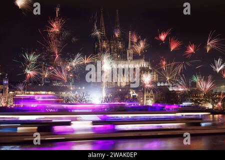 Jahreswechsel in Köln : an Silvester besteht zwar rund UM den Kölner Dom in der Innenstadt eine böllerfreie zone, aber Raketen dürfen abgefeuert werden. Viele Schaulustige haben sich auf dem Rheinboulevard eingefunden, UM von Köln Deutz aus einen Blick auf den Kölner Dom und das Feuerwerk zu erhaschen. Kölner und Touristen fackeln Feuerwerk, Böller und Raketen ab und feiern den Ausklang des Jahres. Themenbild, Symbolbild Köln, 31.12.2023 NRW Deutschland *** réveillon du nouvel an à Cologne bien qu'il y ait une zone sans pétards autour de la cathédrale de Cologne dans le centre-ville le nouvel an, Rockets ma Banque D'Images