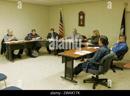 Le commissaire Ray Barrett (dans le sens des aiguilles d'une montre à partir de la gauche), le commissaire Wayne Gaskins, l'avocat Matthew DeHart, le maire Hollis DeHart, la greffière Wendy L. Burton, le commissaire Richard Wooldridge et le commissaire Timmy Hudson se réunissent pour une réunion de la Commission municipale de Russell Springs le jeudi 4 janvier 2007 à l'hôtel de ville de Russell Springs, comté de Russell, Kentucky La brève réunion spéciale a eu lieu pour assigner les départements à des commissaires municipaux individuels et désigner un maire pro tempore. (Photo APEX MediaWire par Billy Suratt) Banque D'Images