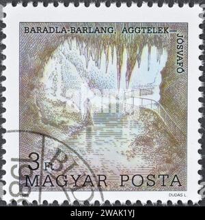 Timbre-poste annulé imprimé par la Hongrie, qui montre Baradla Cave, vers 1989. Banque D'Images