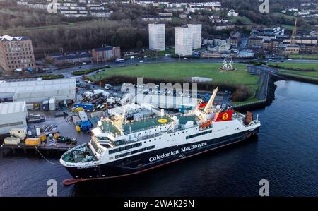 Le ferry Caledonian MacBrayne MV Glen Sannox en construction au chantier naval Ferguson Marine à Port Glasgow sur la rivière Clyde. Date de la photo : Vendredi 5 janvier 2024. Banque D'Images