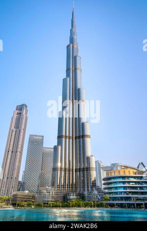 DUBAÏ, VAE - 27. Juin 2023 le célèbre Burj Khalifa au lever du soleil Banque D'Images