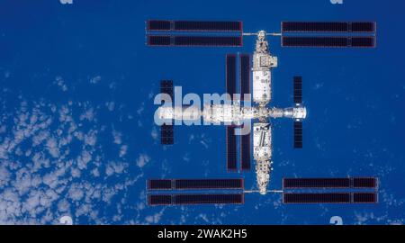 (240105) -- PÉKIN, 5 janvier 2024 (Xinhua) -- cette image publiée le 28 novembre 2023 et prise par les astronautes Shenzhou-16 du vaisseau habité Shenzhou-16 montre la combinaison de stations spatiales chinoises. (Agence spatiale habitée chinoise/document via Xinhua) Banque D'Images