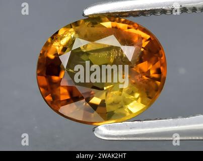 joyau tourmaline jaune orange naturel sur fond Banque D'Images