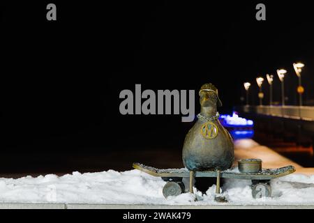 À la jetée de Kolobrzeg, « Marian », une sculpture de mouette, se dresse gracieusement au milieu de l'enchantement d'une nuit d'hiver. Banque D'Images