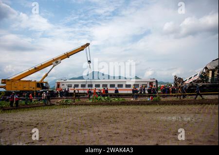 Bandung, Indonésie. 5 janvier 2024. Des sauveteurs travaillent sur le site d’un accident de train dans la province de Java Ouest, Indonésie, le 5 janvier 2024. Quatre personnes ont été tuées et 37 autres blessées alors que deux trains sont entrés en collision dans la province indonésienne de Java occidental vendredi matin, ont déclaré des sauveteurs et des responsables. Crédit : Septianjar Muharam/Xinhua/Alamy Live News Banque D'Images