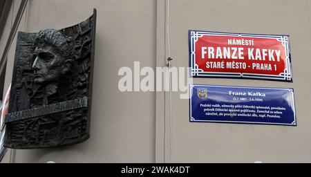 2024 marque le 100e anniversaire de la mort de Kafka, le 3 juin 1924. Panneau rue Franz Kafka Square (Namesti Franze Kafky) dans Stare Mesto (vieille ville) i Banque D'Images