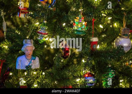 Arbre de Noël décoré avec un ornement Reine Elizabeth, arbre de Noël éclairé et ornements de boule sur la nuit de Noël à New Richmond, Wisc USA. Banque D'Images