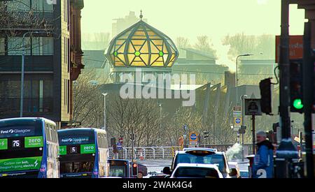 Glasgow, Écosse, Royaume-Uni. 5 janvier 2024. Trafic brumeux sous le regard de la mosquée dans les gorbals dans la rue Argyle dans le centre de la ville . Crédit Gerard Ferry/Alamy Live News Banque D'Images