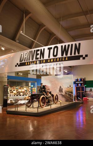 Driven to Win, avec la voiture de course Ford Sweepstakes 1901, exposée au Henry Ford Museum of American innovation. Banque D'Images