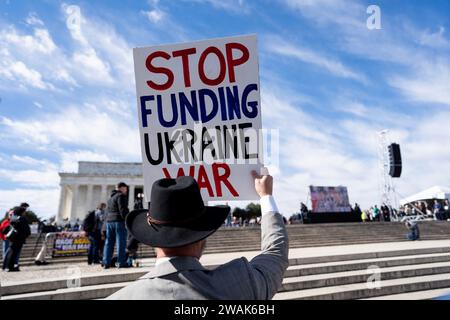 Pékin, États-Unis. 19 février 2023. Un manifestant tient un slogan lors d'un rassemblement anti-guerre à Washington, DC, États-Unis, le 19 février 2023. Des centaines de manifestants ont dénoncé le rôle de « machine de guerre » de l'Amérique dans les guerres à l'étranger lors du rassemblement. Crédit : Liu Jie/Xinhua/Alamy Live News Banque D'Images