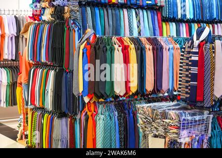 Beaucoup de liens différents de multi couleurs sur l'affichage à la vitrine de l'exposition. Grand assortiment d'articles pour les clients à choisir. Banque D'Images