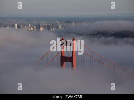 Pékin, Chine. 17 octobre 2023. Cette photo prise le 17 octobre 2023 montre des nuages épais à San Francisco, aux États-Unis. Crédit : Li Jianguo/Xinhua/Alamy Live News Banque D'Images