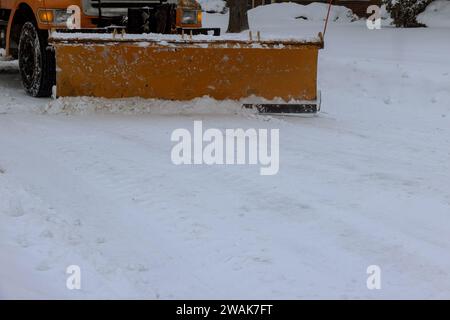 Dans les zones résidentielles après une forte tempête de neige, les camions chasse-neige déneigent les routes Banque D'Images