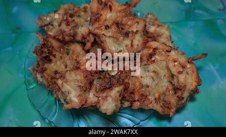 Bala-Bala ou légumes Frittersn Bakwan, fait à partir de pâte à farine avec carotte et chou coupés en dés et frits profonds Banque D'Images