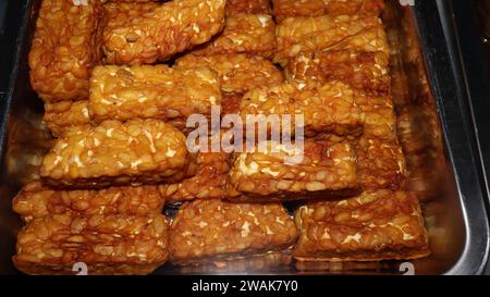 Pile de tempe goreng ou tempe frit typique de la cuisine indonésienne Banque D'Images