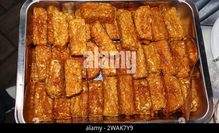 Pile de tempe goreng ou tempe frit typique de la cuisine indonésienne Banque D'Images