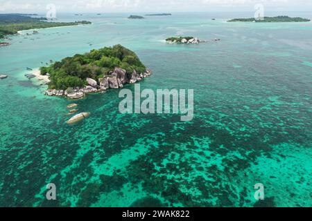 Aérienne d'une plage dominée par des rochers de granit à Tanjung Kelayang Beach, île de Belitung, Indonésie Banque D'Images