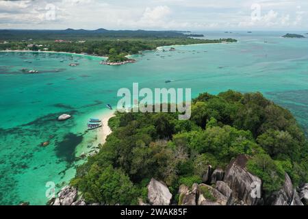 Aérienne d'une plage dominée par des rochers de granit à Tanjung Kelayang Beach, île de Belitung, Indonésie Banque D'Images