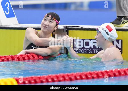 Pékin, province chinoise du Zhejiang. 29 septembre 2023. Zhang Yufei (R), de Chine, serre la main d'Ikee Rikako, du Japon, après la finale de natation du 50 m papillon féminin aux 19e Jeux asiatiques à Hangzhou, dans la province du Zhejiang, dans l'est de la Chine, le 29 septembre 2023. Crédit : du yu/Xinhua/Alamy Live News Banque D'Images