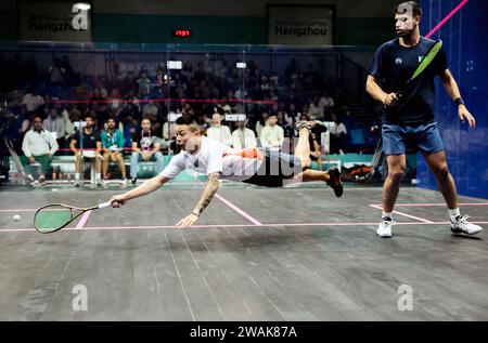 Pékin, province chinoise du Zhejiang. 29 septembre 2023. Lau TSZ Kwan (L) de Hong Kong participe à la demi-finale de squash par équipe masculine entre Hong Kong et Pakistan aux 19e Jeux asiatiques à Hangzhou, dans la province du Zhejiang, dans l'est de la Chine, le 29 septembre 2023. Crédit : LAN Hongguang/Xinhua/Alamy Live News Banque D'Images