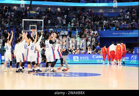 Pékin, province chinoise du Zhejiang. 4 octobre 2023. Les joueurs (L) des Philippines accueillent les spectateurs alors que les joueurs chinois quittent le terrain après leur demi-finale masculine de basket-ball aux 19e Jeux asiatiques à Hangzhou, dans la province du Zhejiang, dans l'est de la Chine, le 4 octobre 2023. Crédit : LAN Hongguang/Xinhua/Alamy Live News Banque D'Images