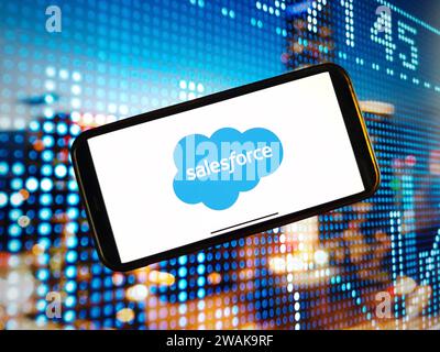 KONSKIE, Pologne - 04 janvier 2024 : logo de la société Salesforce affiché sur l'écran du téléphone mobile Banque D'Images