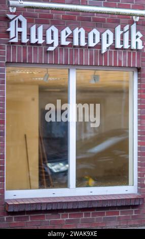 Goldberg, Allemagne. 13 décembre 2023. Le magasin de l'opticien vide sur Lange Strasse dans le centre-ville. Des bâtiments résidentiels et commerciaux vides et partiellement délabrés caractérisent l'image de la petite ville de Goldberg dans le Mecklembourg-Poméranie occidentale. Crédit : Jens Büttner/dpa/Alamy Live News Banque D'Images