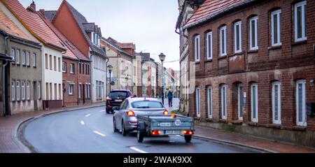 Goldberg, Allemagne. 13 décembre 2023. Nombreuses maisons vides sur Lange Strasse dans le centre-ville. Des bâtiments résidentiels et commerciaux vides et partiellement délabrés caractérisent l'image de la petite ville de Goldberg dans le Mecklembourg-Poméranie occidentale. Crédit : Jens Büttner/dpa/Alamy Live News Banque D'Images