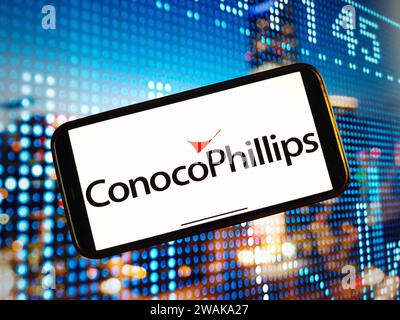 KONSKIE, Pologne - 04 janvier 2024 : logo de la société ConocoPhillips affiché sur l'écran du téléphone portable Banque D'Images