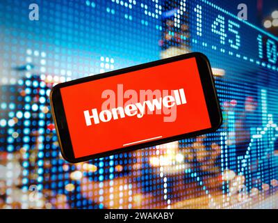 KONSKIE, Pologne - 04 janvier 2024 : logo de la société Honeywell affiché sur l'écran du téléphone portable Banque D'Images