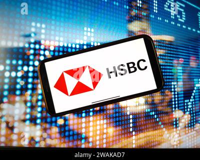 KONSKIE, Pologne - 04 janvier 2024 : logo de la société HSBC affiché sur l'écran du téléphone portable Banque D'Images