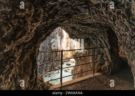 Grotte calcaire naturelle avec ruisseau coulant dans la gorge du glacier Rosenlaui en Suisse Banque D'Images