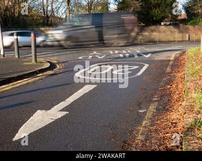 Limite de vitesse de 20 mph, vingt miles par heure marquée sur route dans un effort pour améliorer la sécurité routière à Woodford, Essex, Banque D'Images