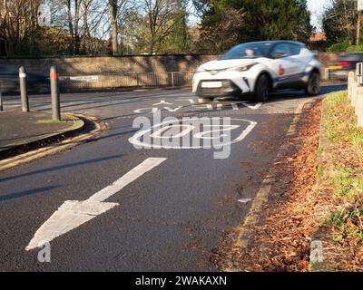 Limite de vitesse de 20 mph, vingt miles par heure marquée sur route dans un effort pour améliorer la sécurité routière à Woodford, Essex, Banque D'Images