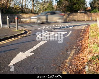 Limite de vitesse de 20 mph, vingt miles par heure marquée sur route dans un effort pour améliorer la sécurité routière à Woodford, Essex, Banque D'Images