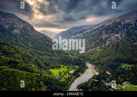Vue aérienne paysage des Alpes françaises de la chaîne de montagnes de la vallée du Giffre au coucher du soleil à Sixt fer a Cheval, haute Savoie, France Banque D'Images