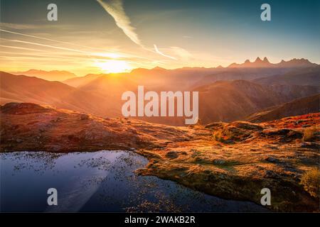 Paysage des Alpes françaises de lever du soleil brille sur le lac Guichard avec le massif des Arves et le lac en automne aux aiguilles d'Arves, Savoie, France Banque D'Images