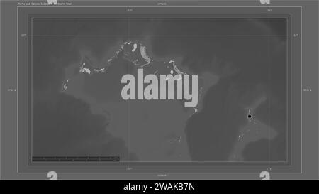 Îles Turques et Caïques mises en évidence sur une carte d'altitude en niveaux de gris avec carte des lacs et des rivières avec le point de la capitale du pays, grille cartographique, dista Banque D'Images