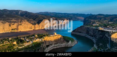 Pékin, Chine. 29 août 2023. Cette photo aérienne prise le 29 août 2023 montre une vue de Laoniuwan, située au confluent de la Grande Muraille et du fleuve jaune, vue depuis le comté de Pianguan dans la province du Shanxi, au nord de la Chine. Crédit : Liu Jinhai/Xinhua/Alamy Live News Banque D'Images