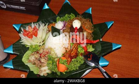 Riz en forme de cône ou appelé Nasi Tumpeng Un plat de riz indonésien festif avec des plats d'accompagnement Banque D'Images