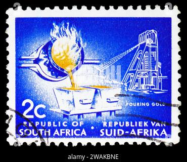 MOSCOU, RUSSIE - 17 DÉCEMBRE 2023 : timbre-poste imprimé en Afrique du Sud montre couler de l'or, série de thèmes de pays, vers 1961 Banque D'Images