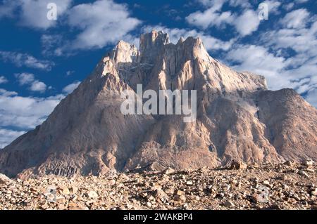 Pakistan, régions septentrionales des montagnes du Karakoram. Image picturale regardant à travers les décombres parsemés du glacier Baltoro, vers les sommets de la cathédrale. Banque D'Images