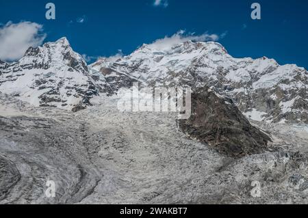 Pakistan, régions septentrionales des montagnes du Karakoram. Image picturale regardant à travers les pentes glaciaires enchevêtrées vers le pic de 7000m de Masherbrum. Banque D'Images